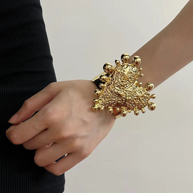 European and American niche design retro gold big love open wide metal bracelet light luxury high-end exquisite bracelet